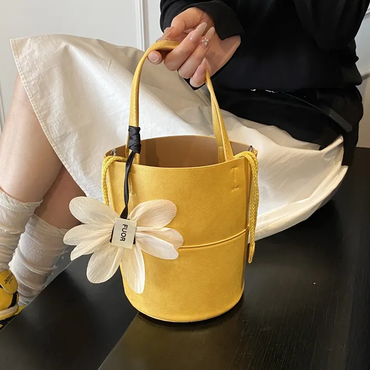 时尚超火手提水桶包包女2025新款高级感洋气单肩包可爱花朵斜挎包