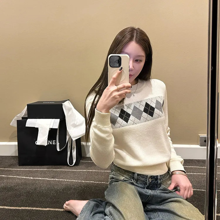 韩系复古白色圆领菱格打底毛衣女秋冬季慵懒高腰短款套头内搭上衣