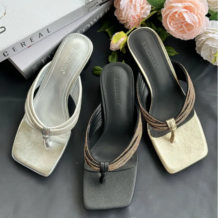2025夏季新款优雅气质水钻人字拖外穿女休闲方头粗跟凉拖鞋