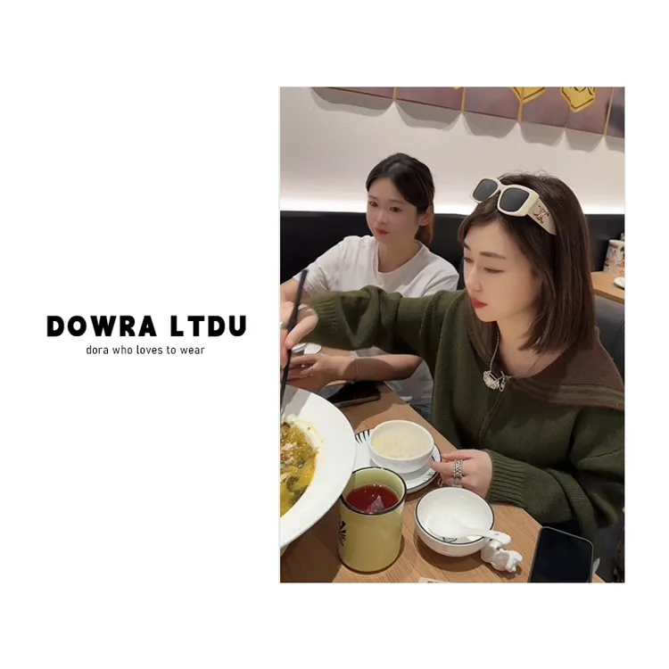 朵拉【绿屿浮光】2025年冬季新款撞色娃娃领长袖毛衣外套女1-9138