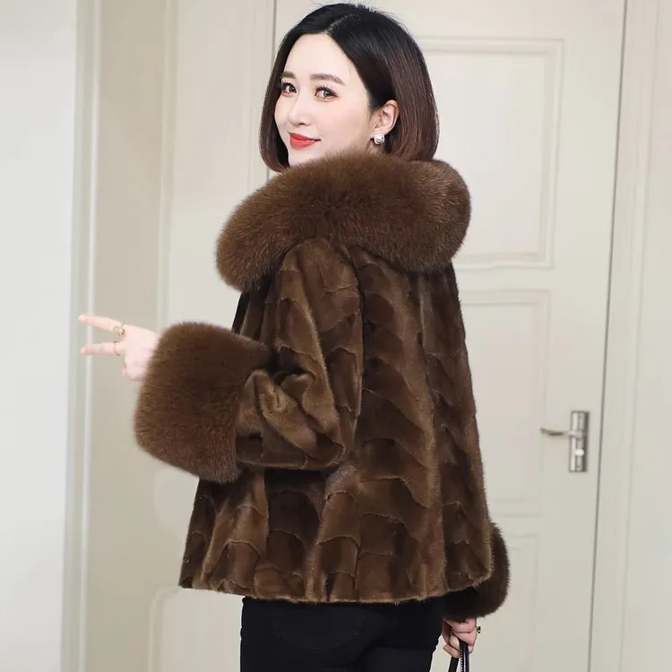 阔太太时髦女装拼貂衣服出游服装秋冬季短款狐狸毛领加厚保暖外套
