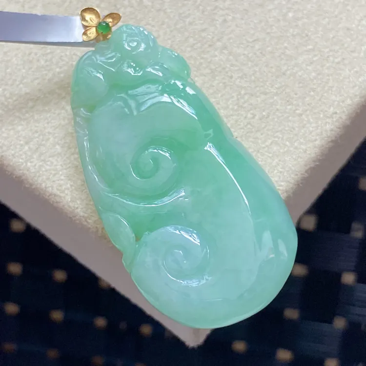 天然翡翠Ａ货18K金镶嵌满甜绿如意吊坠 38*18*7