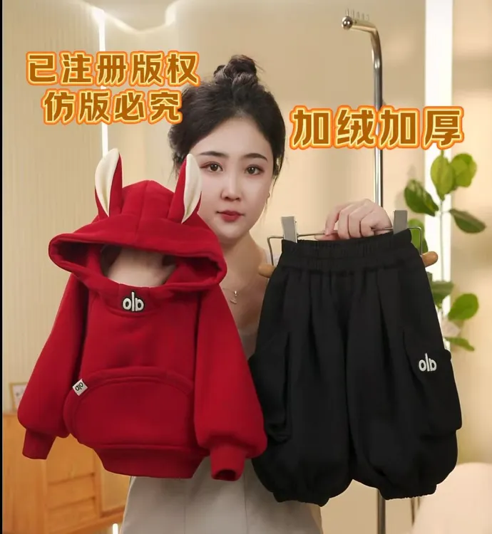 【加绒加厚】【红色兔耳朵卫衣+黑色大口袋裤】冬季男女童韩版套装