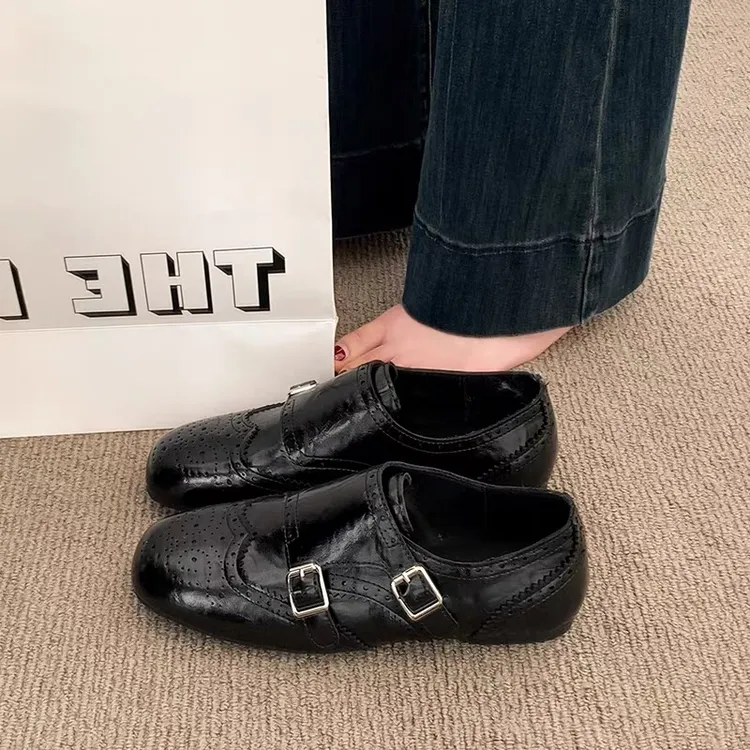 英伦风平底乐福鞋女2025新款双皮带扣雕花小皮鞋一脚蹬布洛克单鞋