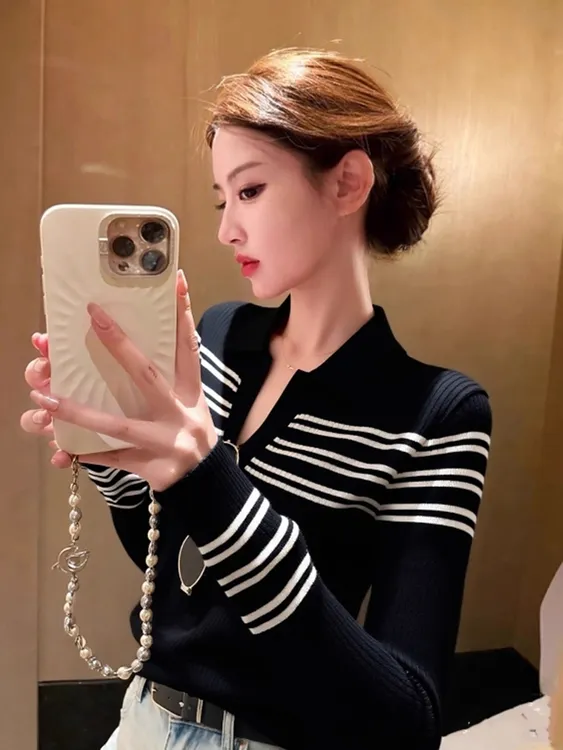 秋季韩里韩气上衣独特超好看高级感轻熟小众不撞款显瘦黑色针织衫