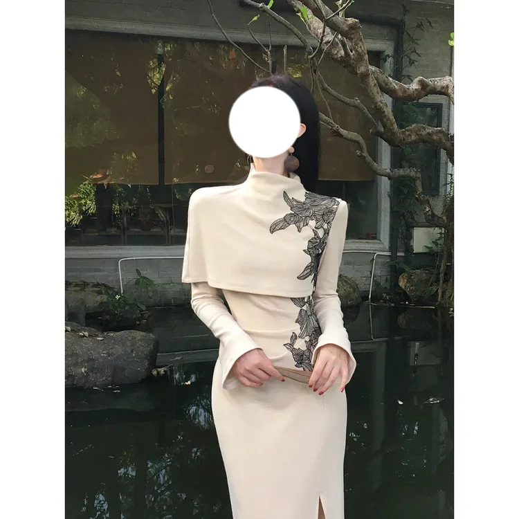 凌茜恣禾【秋枫叙】国风新中式撞色蕾丝贴花高领披肩气质旗袍裙套装