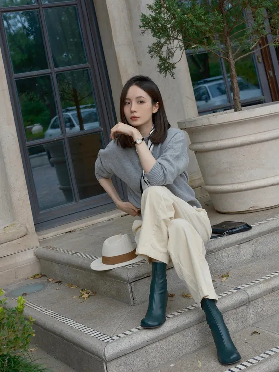 2025 秋季新款韩系灰色针织长袖t恤女设计感小众上衣百搭直筒裤