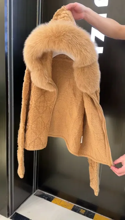 巨好看的大毛领连帽毛针织衫上衣女秋冬2025新款肌理毛衣开衫外套