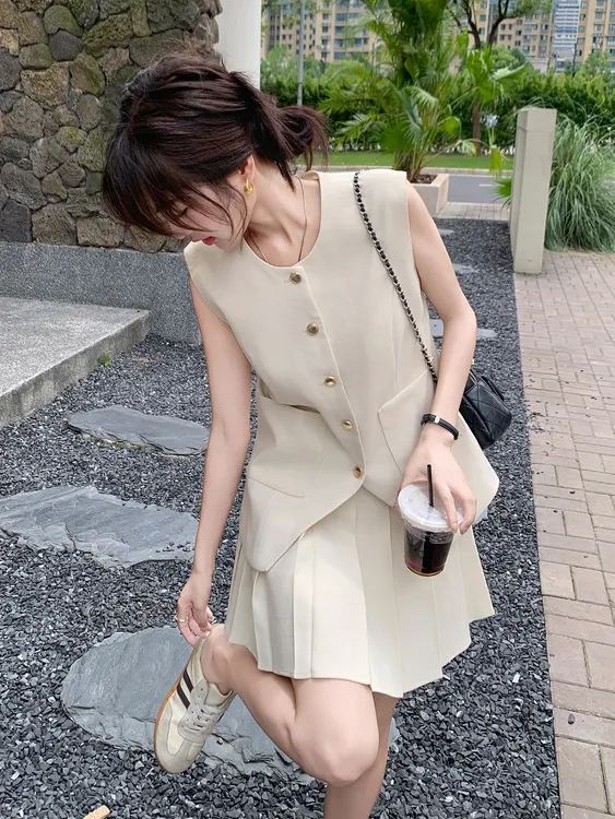 高级感小香风西装马甲套装裙女2025夏新款极简气质百褶短裙两件套