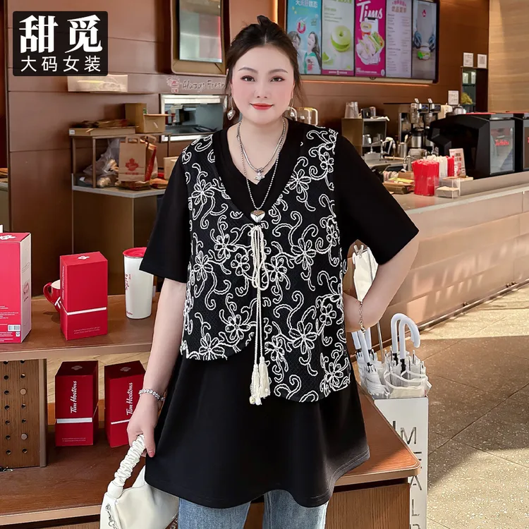 甜觅特大码女装2025夏季胖mm300斤刺绣蕾丝马甲+长款T恤假两件套