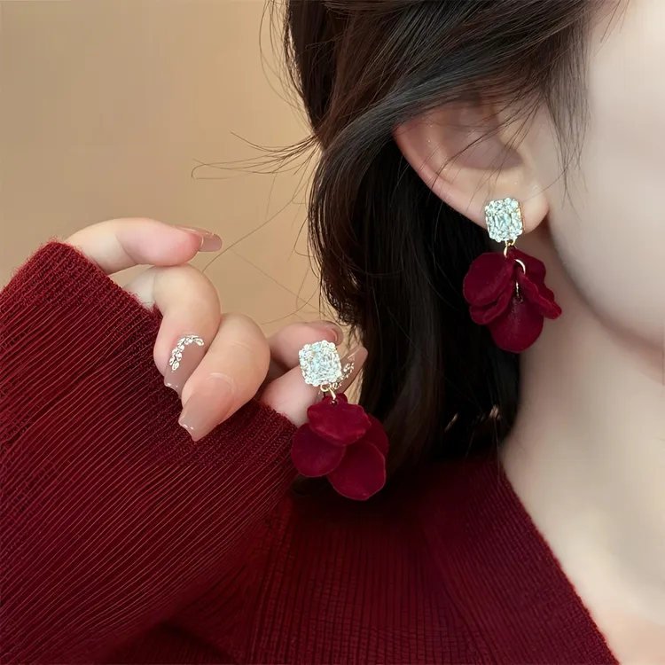 铜合金耳饰 复古红色植绒花瓣耳环女春节新年高级感轻奢秋冬耳钉