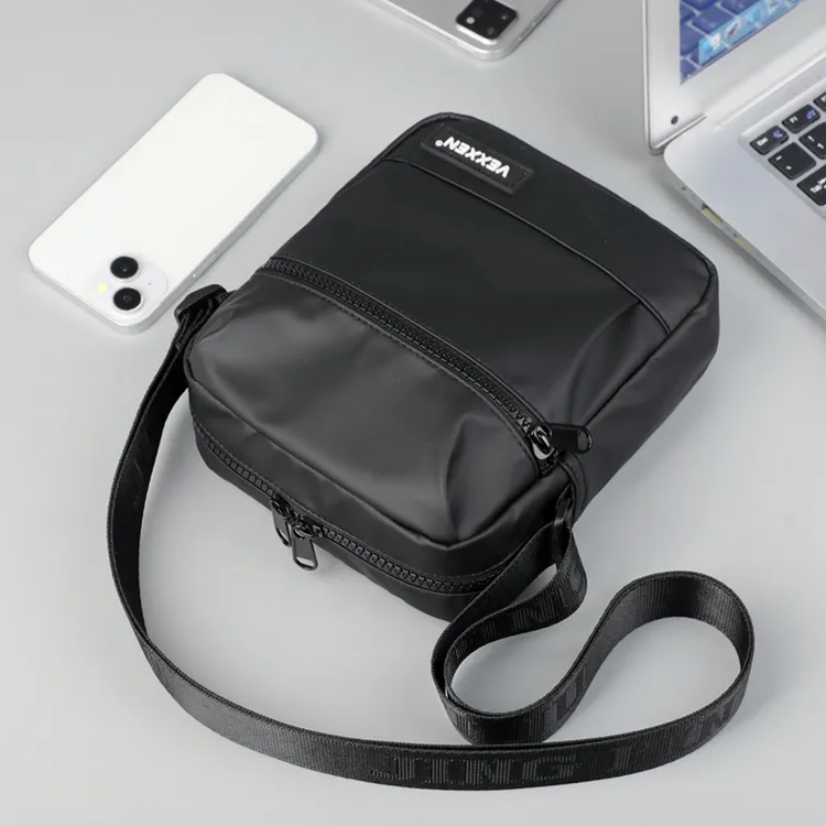 2025新款休闲包软面方形男士斜挎包拼接漆皮轻便防水潮流男单肩包