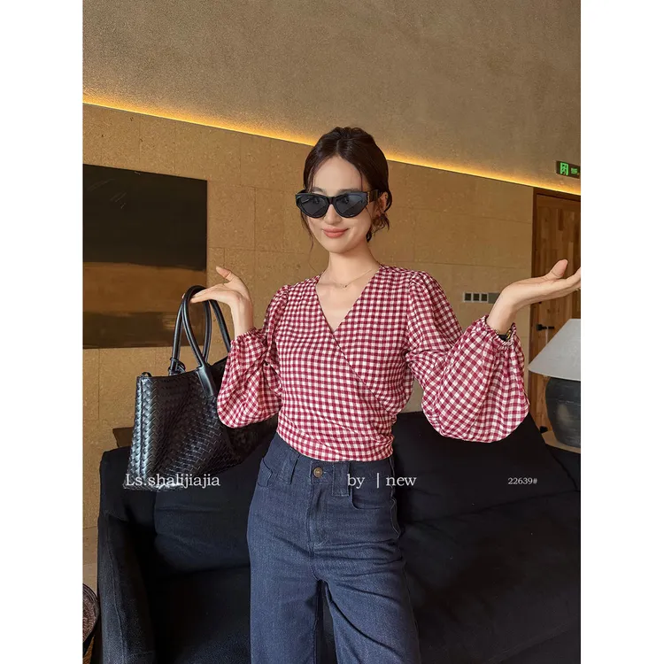 LS述致早秋红格子v领灯笼袖小衫女设计感交叉甜辣短款衬衫#百搭
