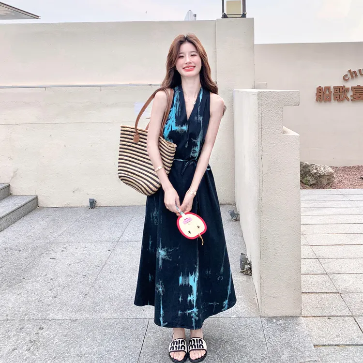 海边度假风扎染挂脖连衣裙2025夏季新款优雅气质氛围感无袖沙滩裙