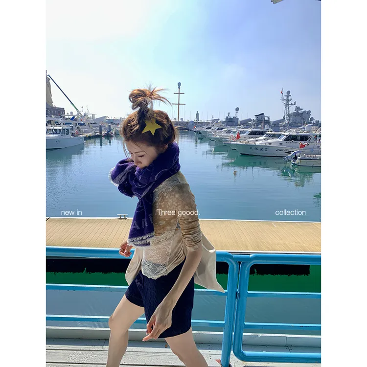 THREE GOOOD/三吉遇见小鹿印花蕾丝拼接长袖打底衫上衣Y725E17509