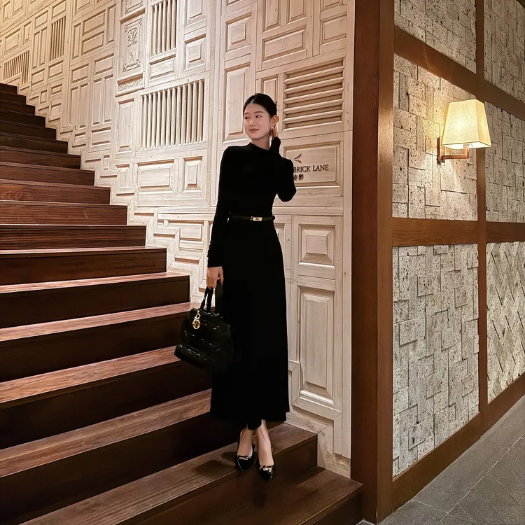 秋冬法式复古优雅圆领长袖黑色A字连衣裙修身显瘦名媛轻奢连衣裙