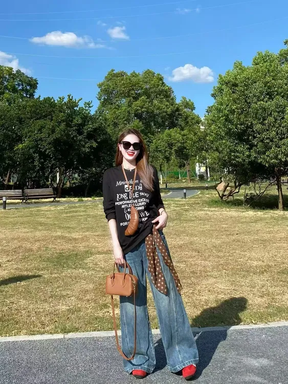 2025早秋新款美式复古长袖T恤字母涂鸦印花宽松上衣百搭牛仔裤