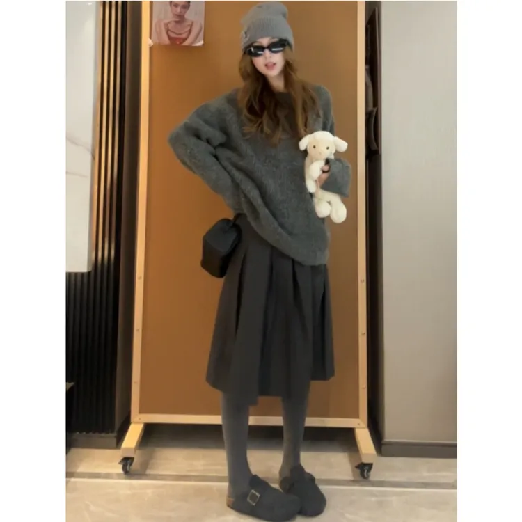 慵懒氛围感极简卷边领斜肩蓬松毛衣高智灰色宽松百褶裙中裙