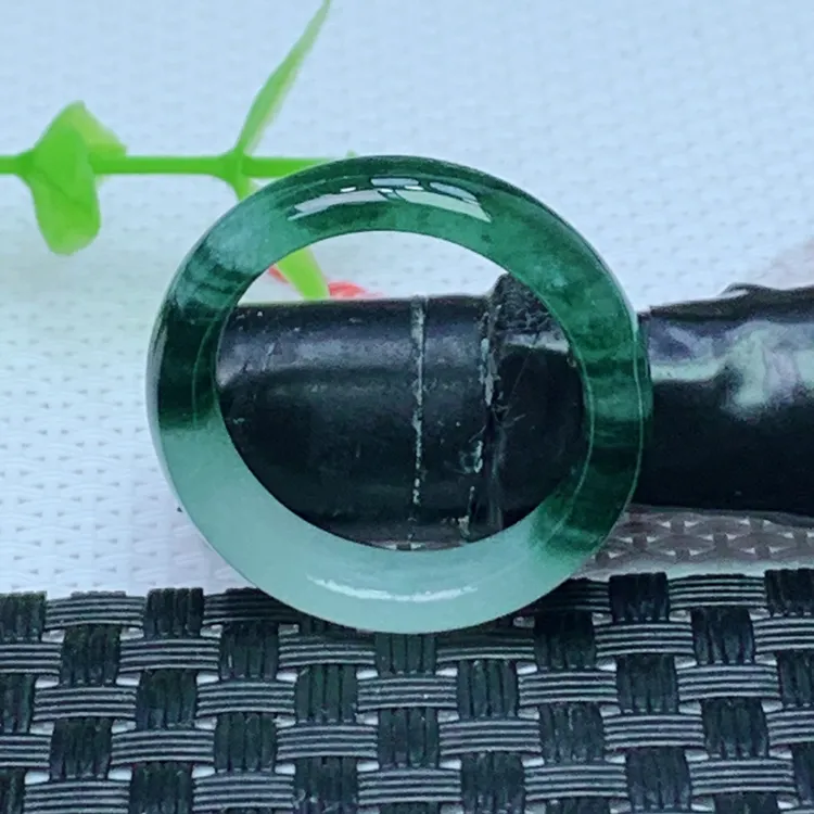 缅甸天然A货翡翠  飘彩素面玉戒圈戒指 内径19mm 编号2021