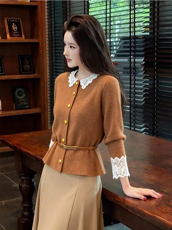 咖色蕾丝拼接金属扣装饰针织衫女冬季新款复古风修身显瘦百搭上衣