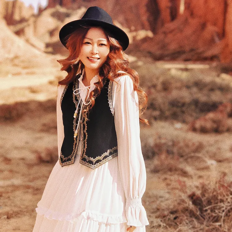 【董艺旅行穿搭】金丝雀刺绣马甲黑丝绒背心旅行拍照新疆云南