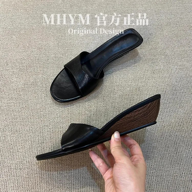 MH官方法式复古露趾坡跟一字拖鞋女时尚简约休闲百搭外穿凉拖鞋