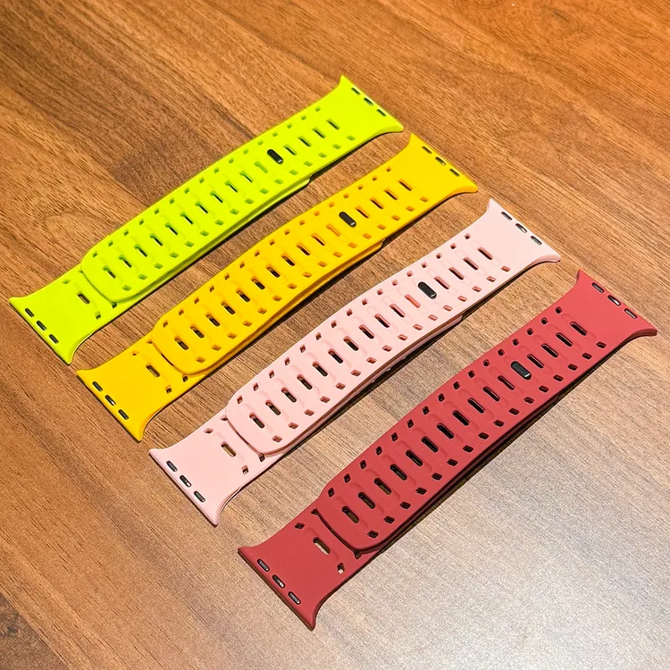适用Applewatch硅胶磁吸表带ultra苹果iwatch透气表带s10/9/8/7代