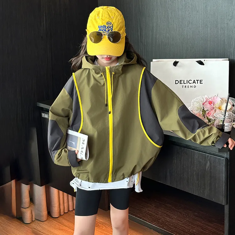 军绿色美式短款外套女春秋2025新款复古小个子连帽户外工装冲锋衣