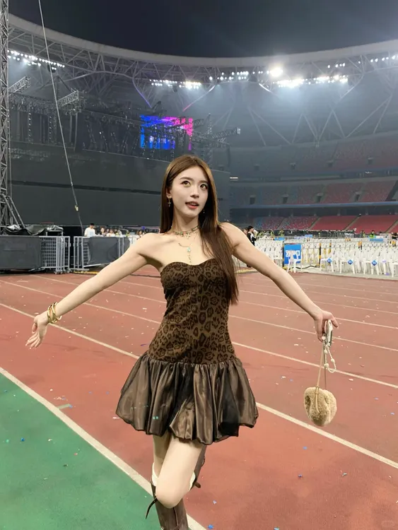 辣妹穿搭性感露肩花苞抹胸蓬蓬裙女2025秋季新款显瘦豹纹连衣裙潮