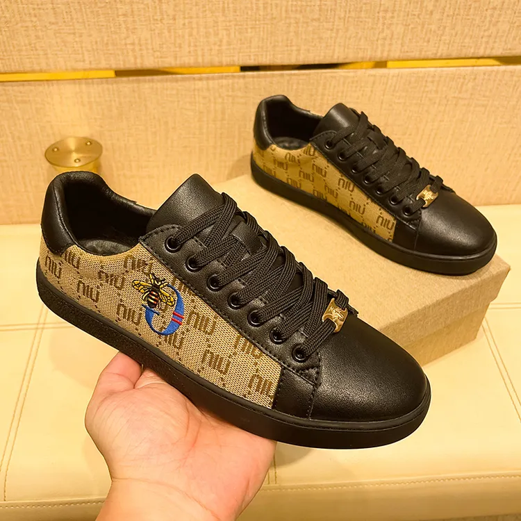 小蜜蜂刺绣小黑鞋男真皮秋季2025新款韩版百搭平底板鞋休闲鞋透气
