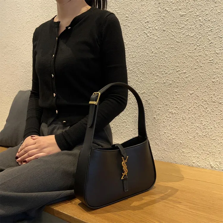 轻奢腋下包包香港品牌2025新款女包轻奢腋下包法棍包时尚百搭单肩手提包小方包