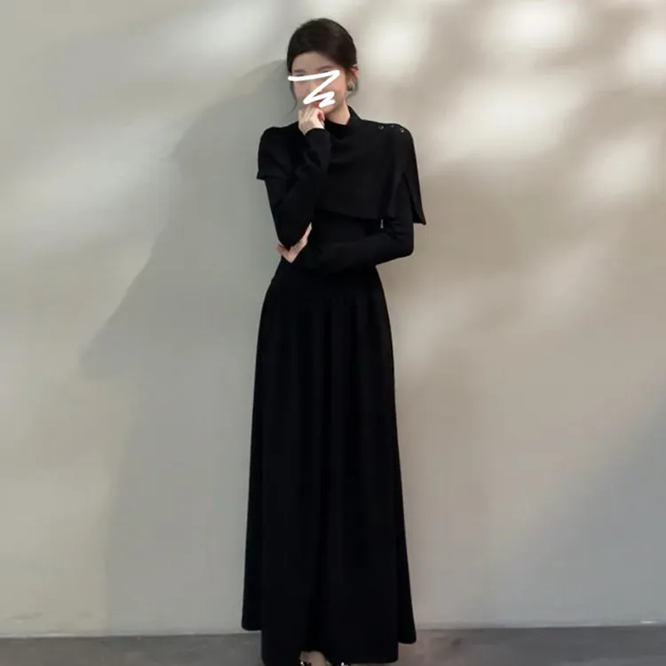 法式高级感黑色斗篷针织连衣裙子女2025秋冬新款收腰显瘦气质长裙