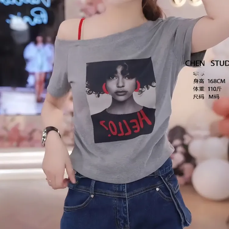 【欧美博主】2025夏日欧美女孩印花斜肩美式短袖韩版百搭时尚上衣女
