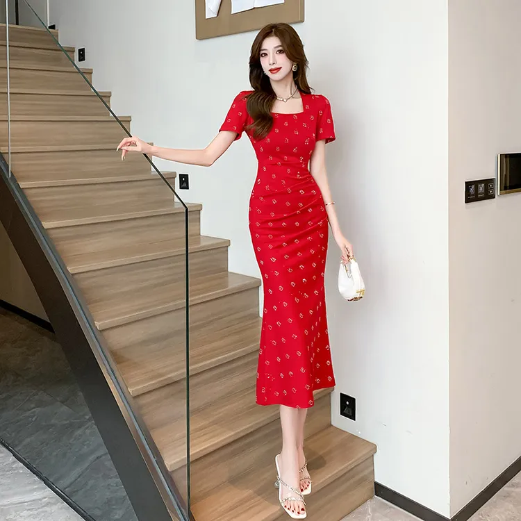 方领短袖波点收腰连衣裙女夏季韩版气质设计感褶皱包臀长裙子