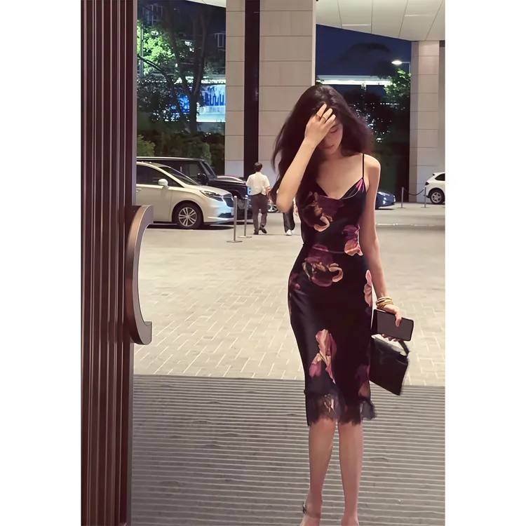 名媛风情万种裙子法式气质轻奢高级感巨好看黑色碎花吊带连衣裙夏