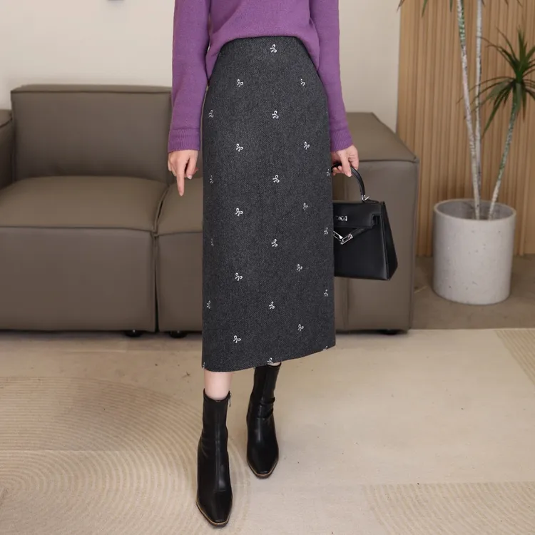 羊毛呢直筒裙蝴蝶结刺绣半身裙女春秋2025新款高腰气质a字包臀裙