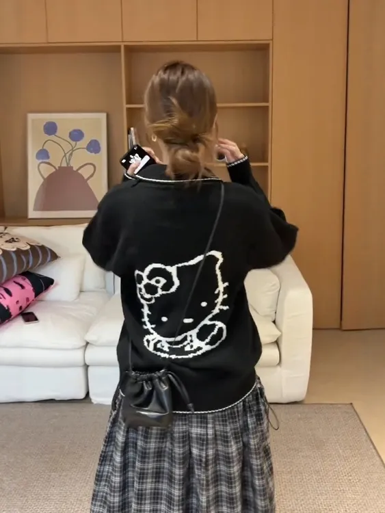 韩系卡通小猫印花针织开衫女秋2025新款减龄百搭黑色V领毛衣外套