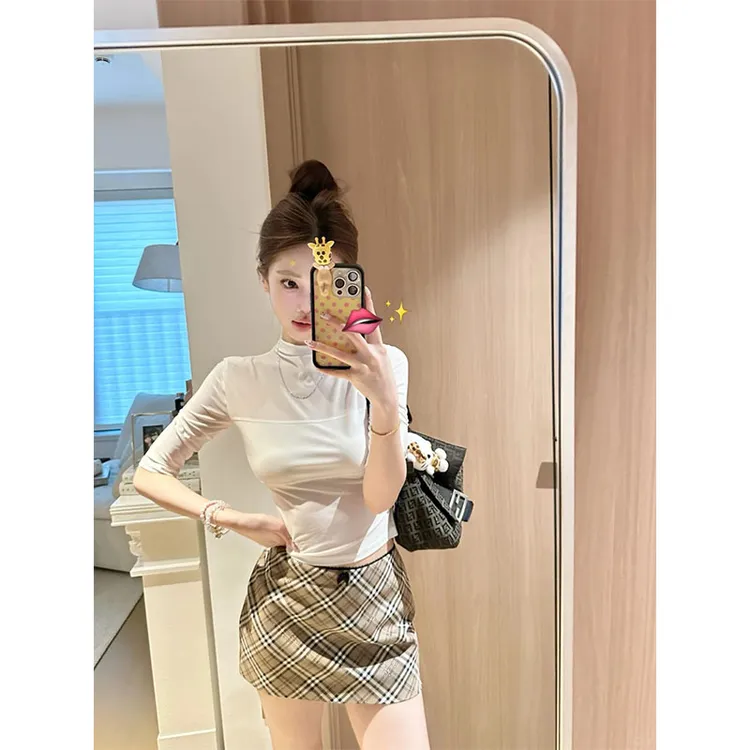 早秋女团穿搭白色修身半高领长袖T恤打底衫上衣咖色格纹半身短裙