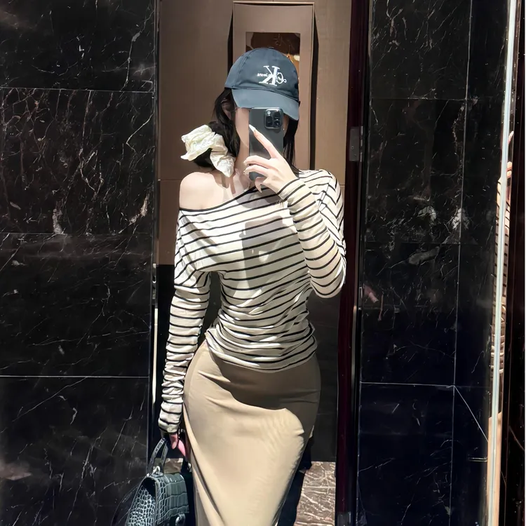 慵懒风气质条纹斜肩长袖T恤女秋季修身显瘦上衣性感包臀裙两件套