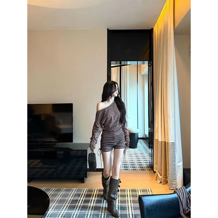 美拉德时尚套装休闲百搭小众洋气露肩长袖上衣高腰修身显瘦短裤女