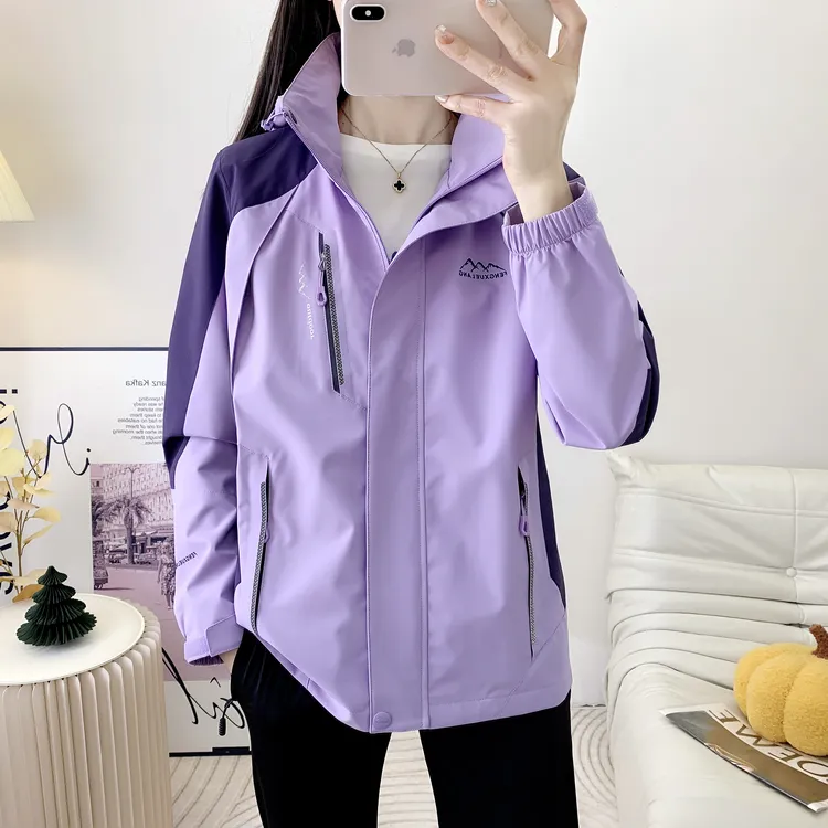 2025新款秋季冲锋衣女外套妈妈装防风防水旅行登山服可脱卸连帽衫