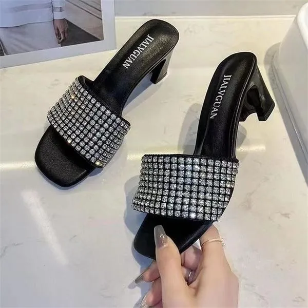 拖鞋女夏外穿2024年新款时尚百搭气质水钻粗跟一字拖中跟凉拖