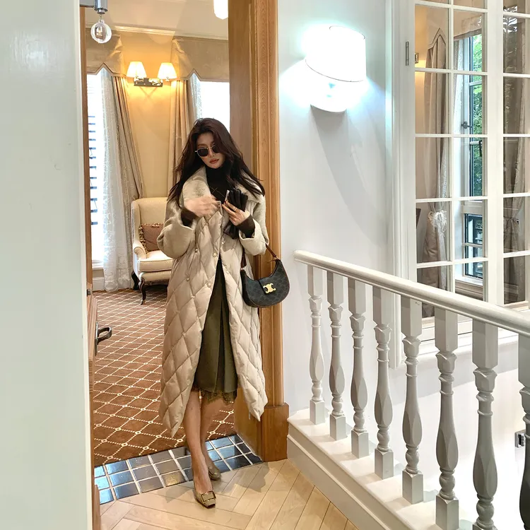 【ALONESAVOR】龍喜儿奢华拼接90白鹅绒菱格收腰羽绒服J864