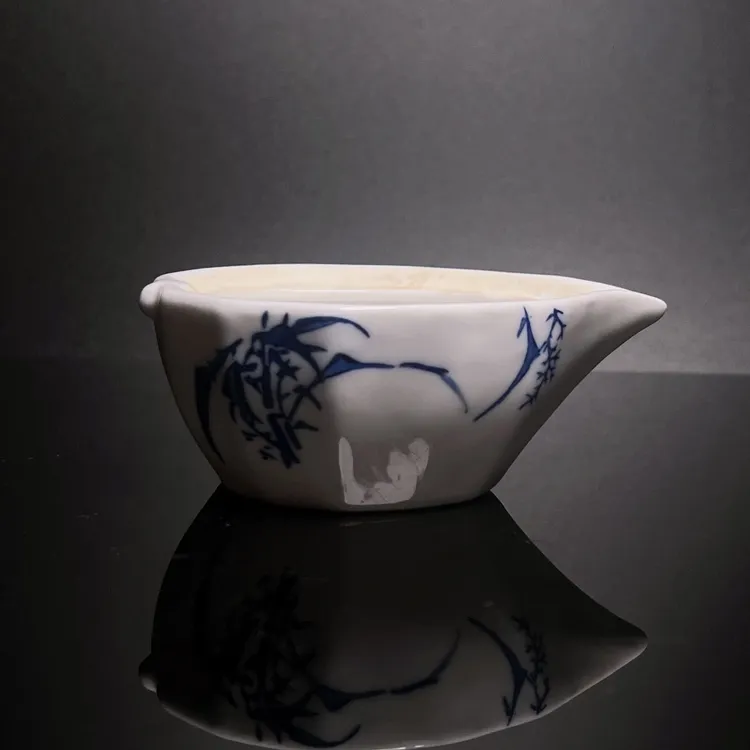 日本舶来京烧青花 桃形仿生宝瓶无盖可做公道使用八十二岁作80cc，