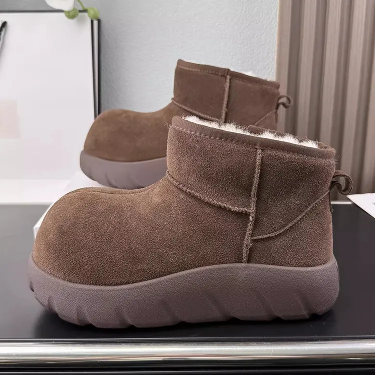 2025年冬季新款厚底保暖大头雪地靴欧货卡皮巴拉面包加绒加厚棉鞋