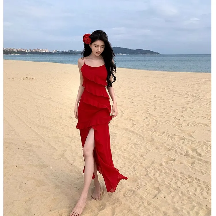 大红色显白吊带连衣裙女荷叶边开叉海边旅游度假氛围感拍照长裙