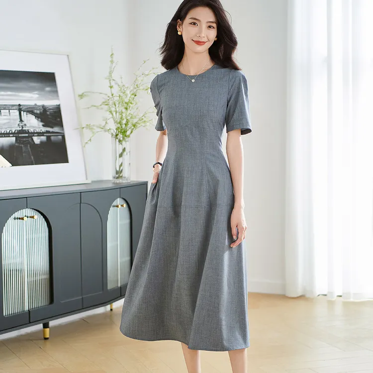 王小鸭短袖连衣裙女2025夏季新款时尚气质简约高腰圆领A字裙轻奢