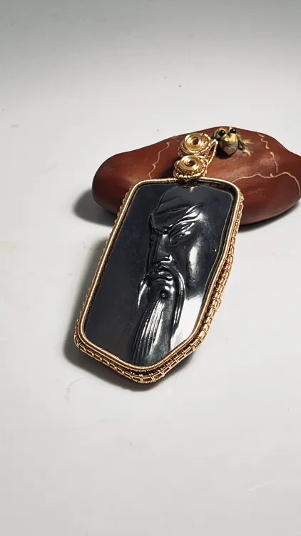 新疆五彩湾硅化铁蓝光吊坠