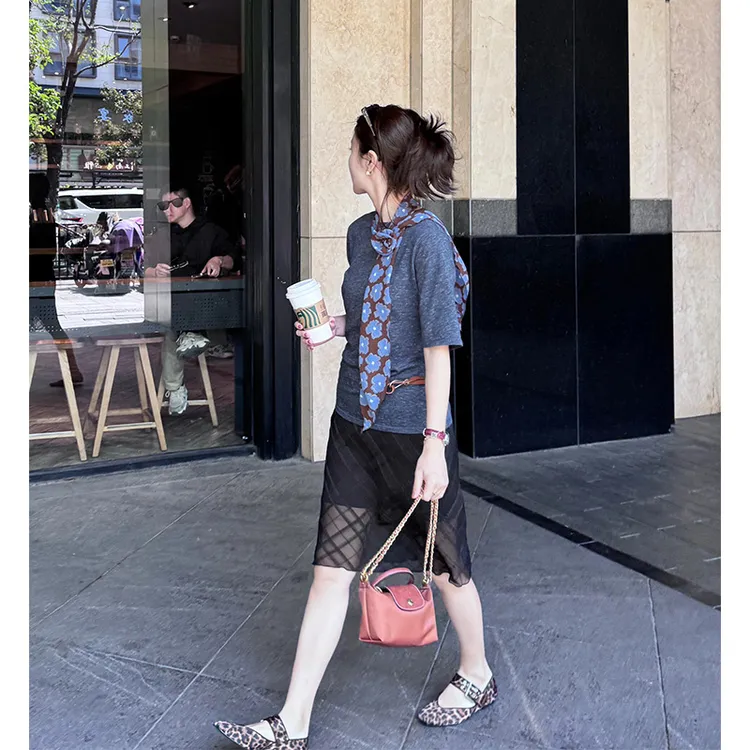 气质通勤穿搭灰色宽松丝巾搭短袖T恤设计感格纹网纱半身裙两件套