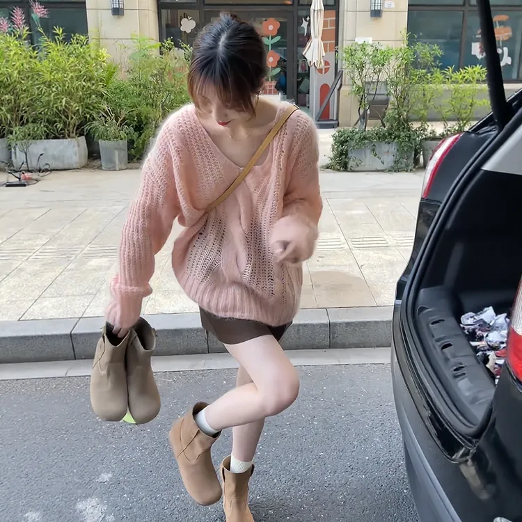 粉色V领软糯针织衫毛衣女秋冬慵懒风气质宽松休闲设计感小众上衣